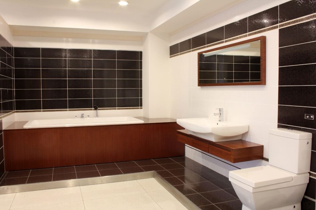 L-shape small bathroom layout for maximum comfort and space