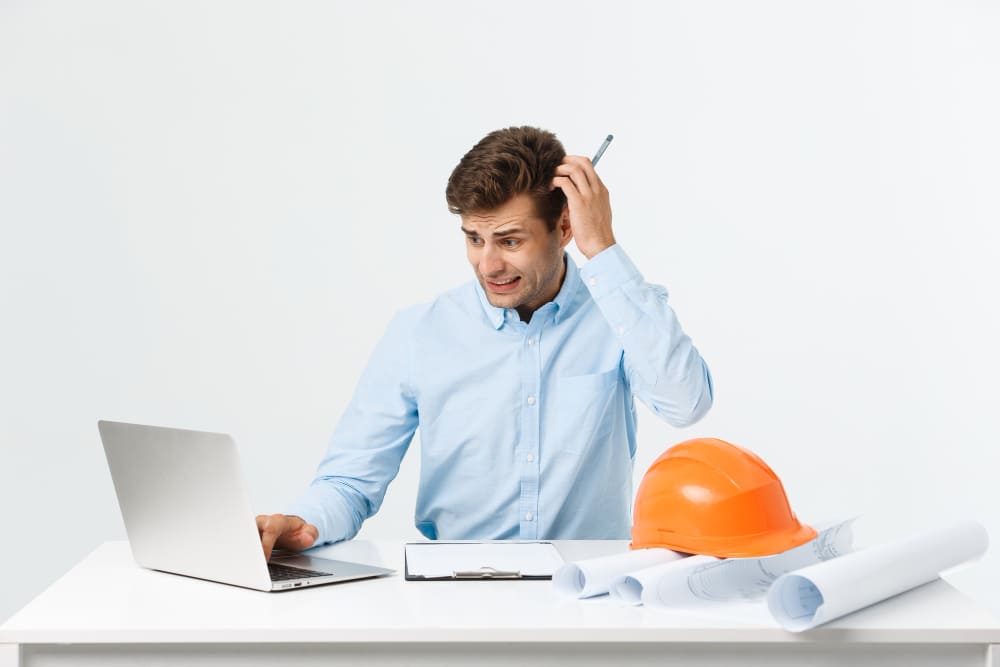 guy finding a sandiego contractor online